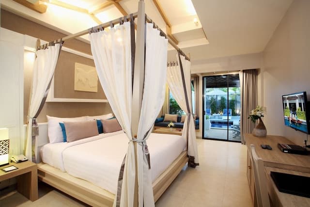 Pool Suites