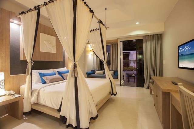 Pool Suites