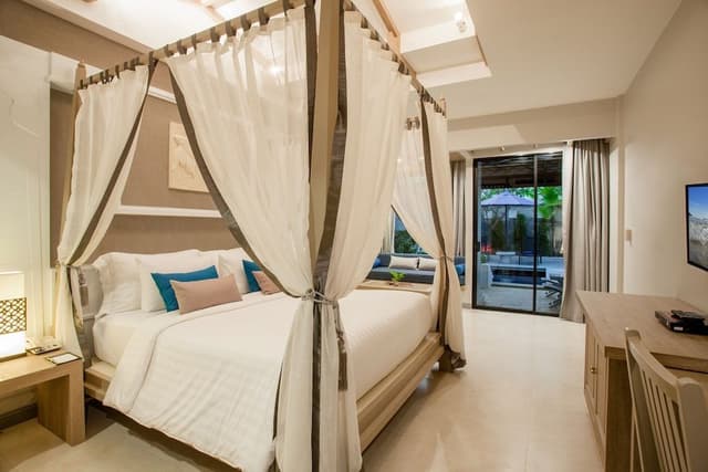 Pool Suites