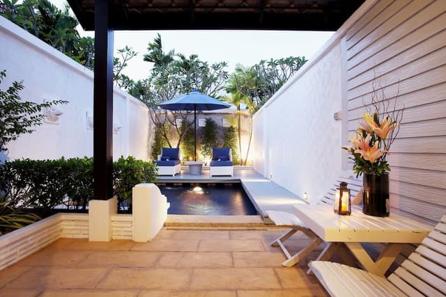 Pool Suites
