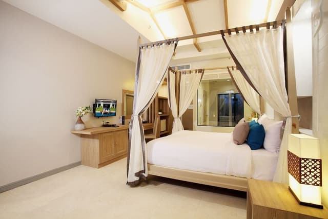 Pool Suites