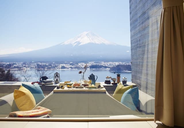 Twin bed room with mountain view