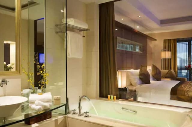 Superior Room, 1 King Bed, Non Smoking (Continental)