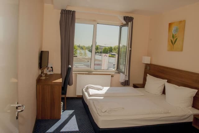 Single Room, 1 Twin Bed, Shared Bathroom