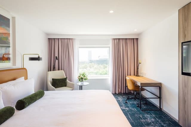 Deluxe Room, 1 King Bed, City View