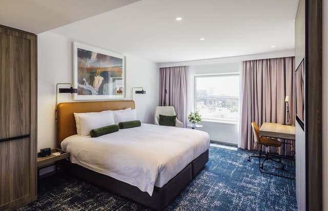 Deluxe Room, 1 King Bed, City View