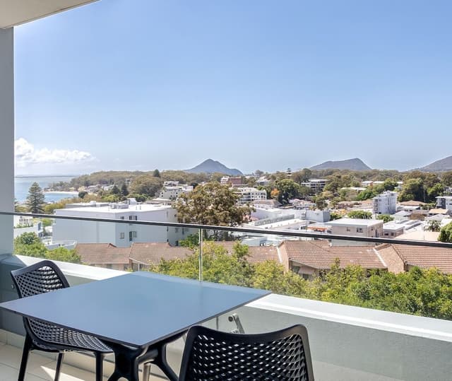 2 Bedroom Premier – Split level – Internal Staircase (Bedrooms on separate levels)