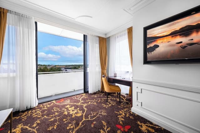 Luxury Suite, 1 King Bed, Jetted tub with balcony