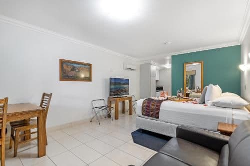 Deluxe Studio with 1 King Bed - Non-Smoking