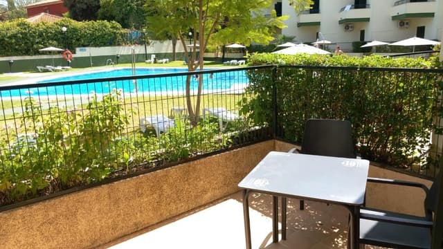 Estudio con acceso directo a la piscina