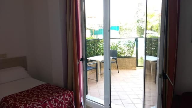 Estudio con acceso directo a la piscina