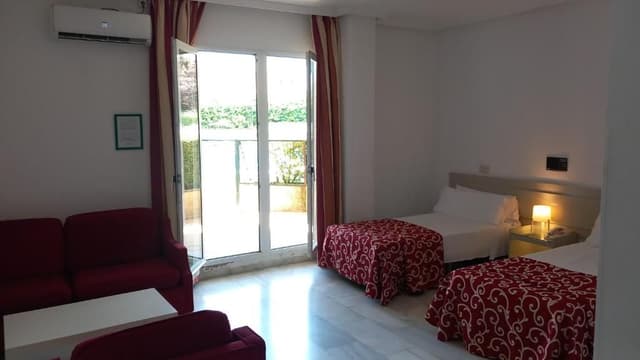 Estudio con acceso directo a la piscina