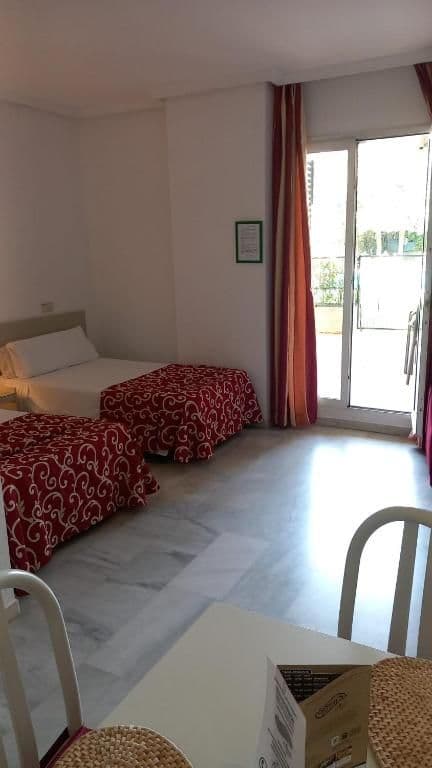 Estudio con acceso directo a la piscina