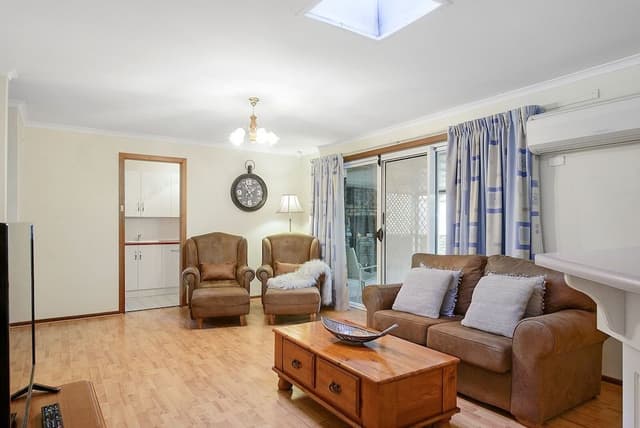 Holiday House (1 queen, 1 double, 1 triple bunk and 1 single)