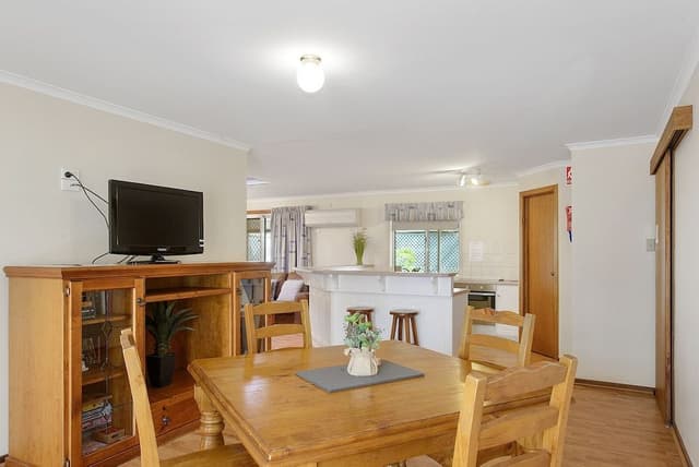 Holiday House (1 queen, 1 double, 1 triple bunk and 1 single)