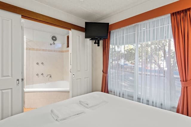 Deluxe Spa Cabin