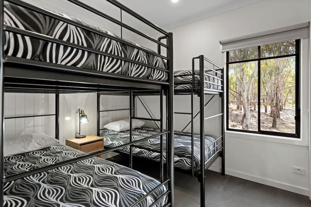 Deluxe 2 Bedroom Cabin - Sleeps 6