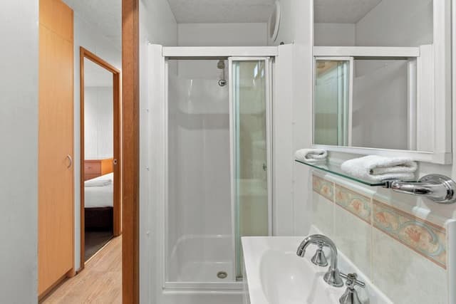 Deluxe Spa Cabin