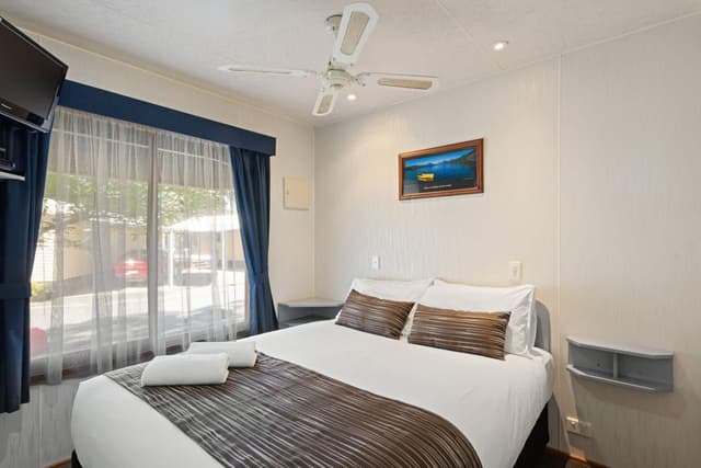 Deluxe Spa Cabin