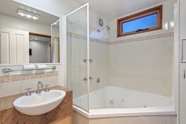 Deluxe Spa Cabin