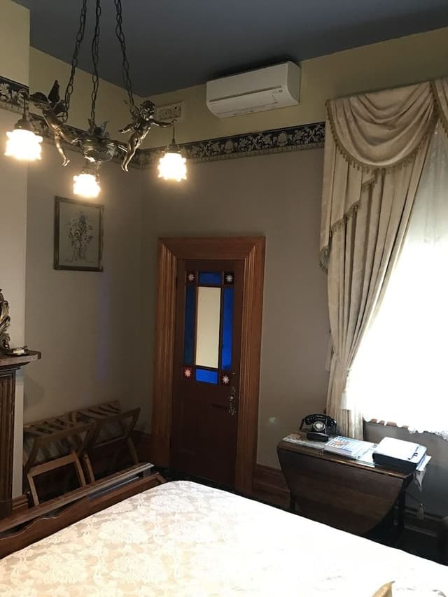 Double Room (Upstairs Victorian King Room – Bronze)