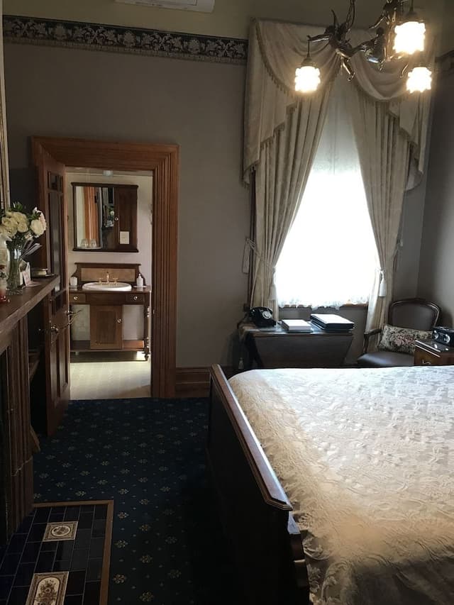 Double Room (Upstairs Victorian King Room – Bronze)