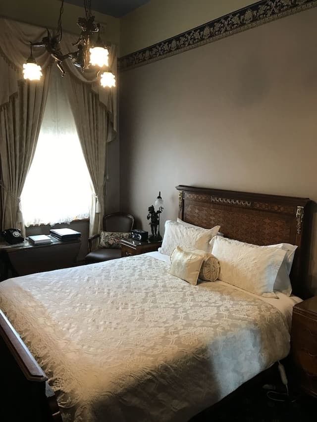 Double Room (Upstairs Victorian King Room – Bronze)