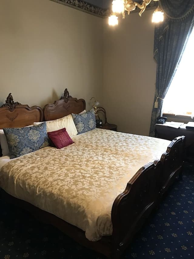 Double Room (Upstairs Victorian King Room - Gold )