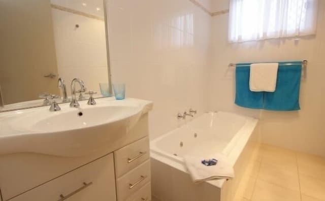 3 Bedroom Deluxe 6 Berth Cabin