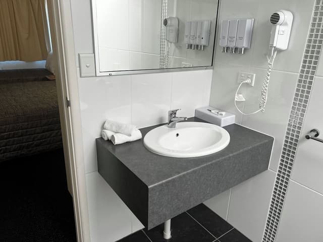 Standard Twin Room, Multiple Beds, Non Smoking (Queen Single Studio)