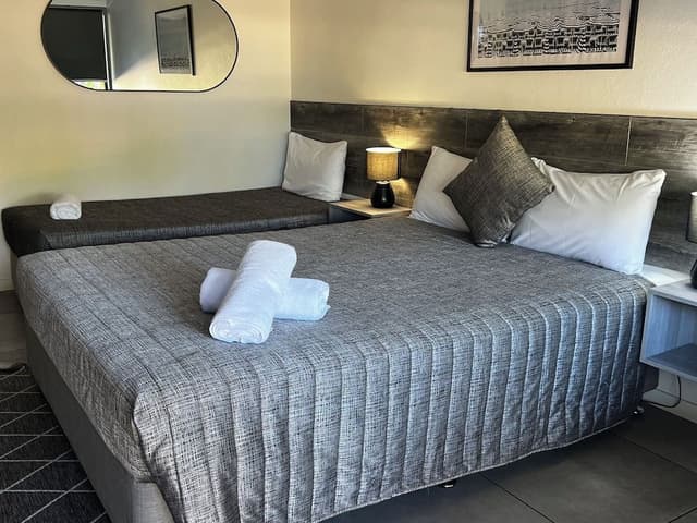 Standard Twin Room, Multiple Beds, Non Smoking (Queen Single Studio)