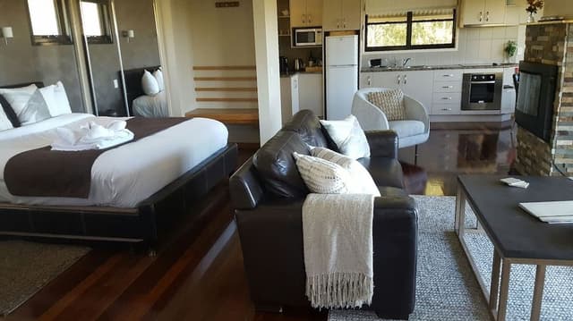 Superior Cottage, Black Cockatoo