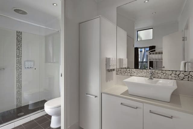 Deluxe 2 Bedroom Cabin - Sleeps 6