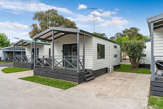 Deluxe Cabin (2BR) - Sleeps 4
