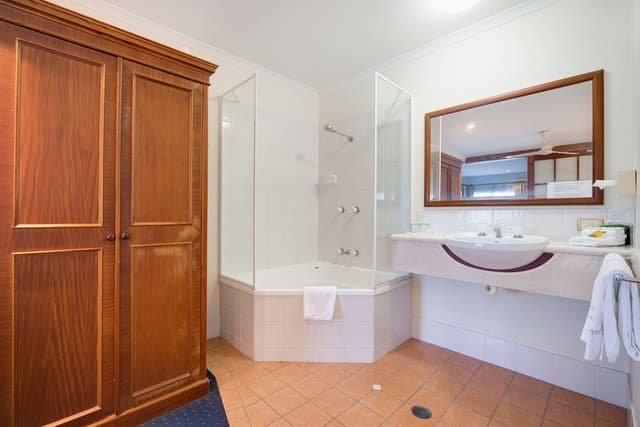 Budget Queen Spa Studio