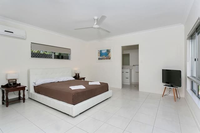 House, 5 Bedrooms, 2 Bathrooms, Pool View
