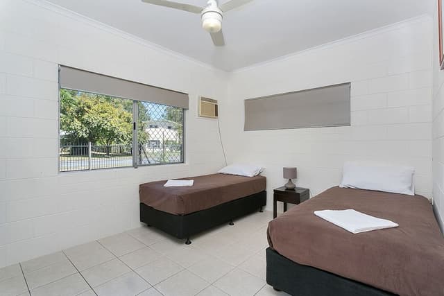 House, 5 Bedrooms, 2 Bathrooms, Pool View