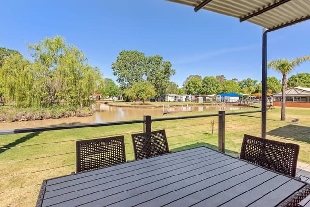 Deluxe 3 Bedroom Lakefront Cabin