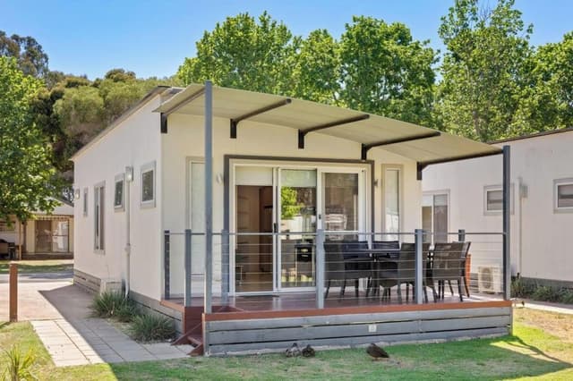 Deluxe 3 Bedroom Lakefront Cabin