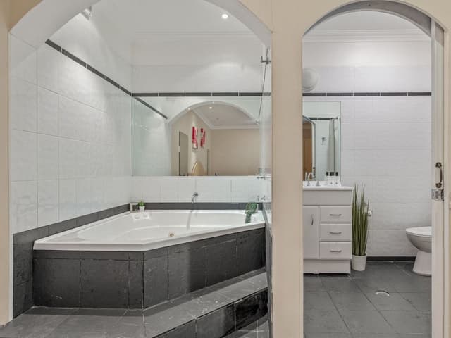 King Spa Suite