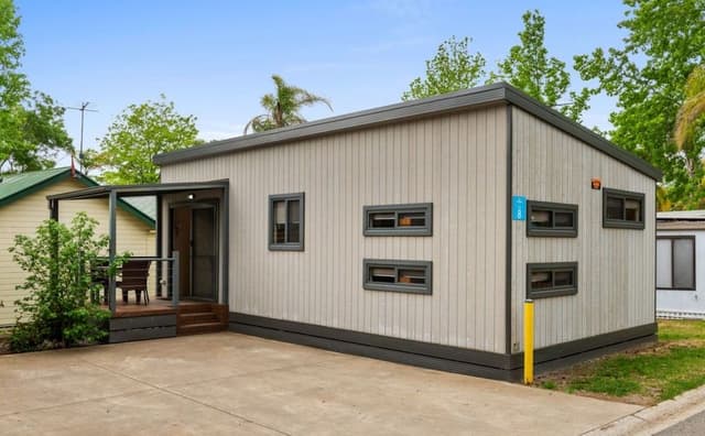 Deluxe 2 Bedroom Cabin - Sleeps 6