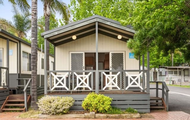 Superior 2 Bedroom Cabin - Sleeps 5