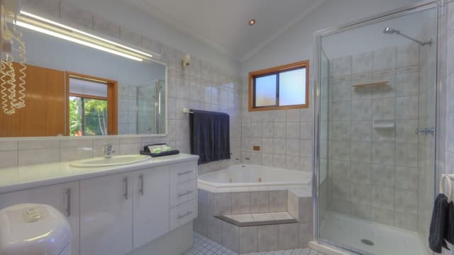 Deluxe Villa, Jetted Tub