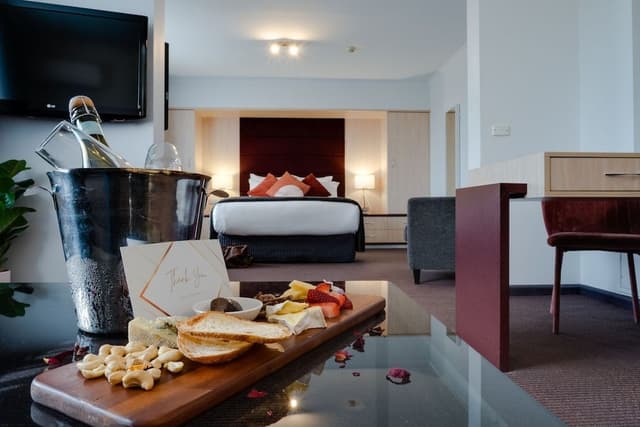 Deluxe Suite, 1 Queen Bed (Spa Bath)