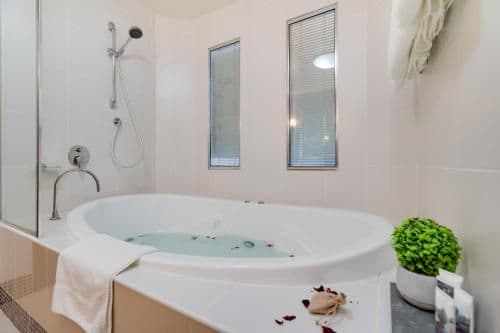 Deluxe Queen Suite