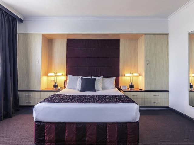 Deluxe Suite, 1 Queen Bed (Spa Bath)