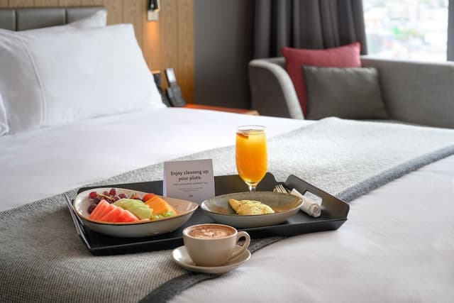 Standard Room, 1 King Bed, Accessible, Club Lounge Access