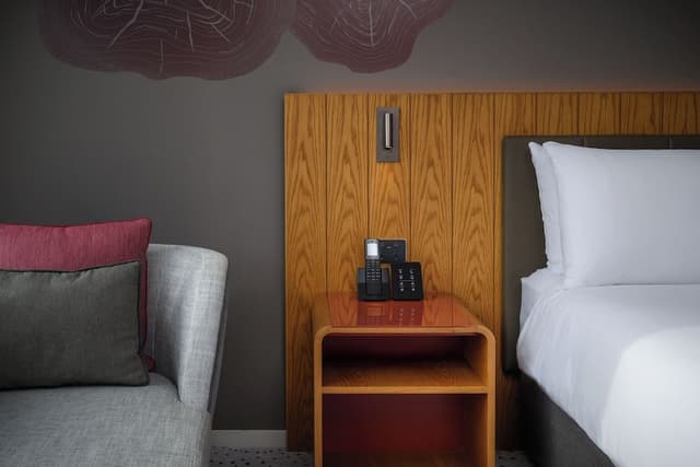 Standard Room, 1 King Bed, Accessible, Club Lounge Access