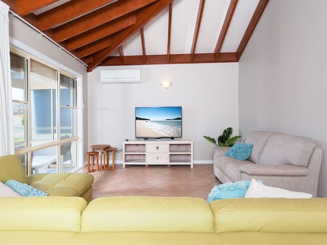 Occy's @ Fingal Bay (Tri bunk)