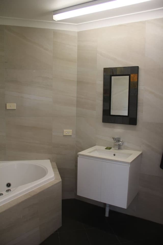 Queen Spa Room